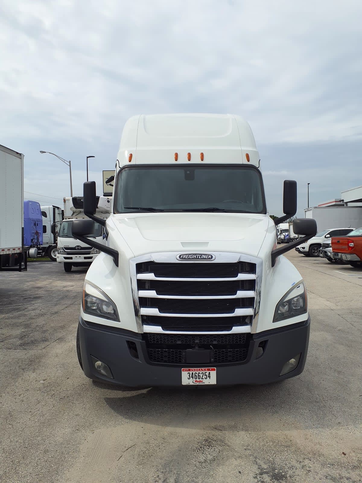 2020 Freightliner Cascadia in Miami, FL — photo 2