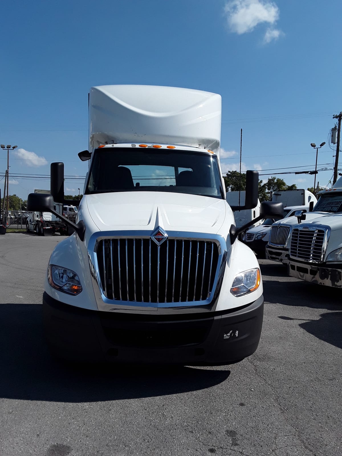 2020 Navistar International LT625 DAYCAB T/A 268096