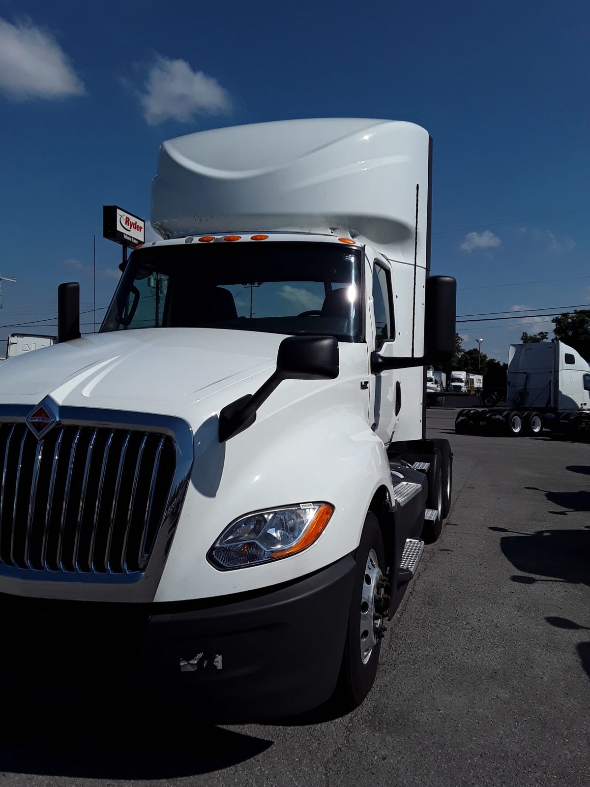 2020 Navistar International LT625 DAYCAB T/A 268096