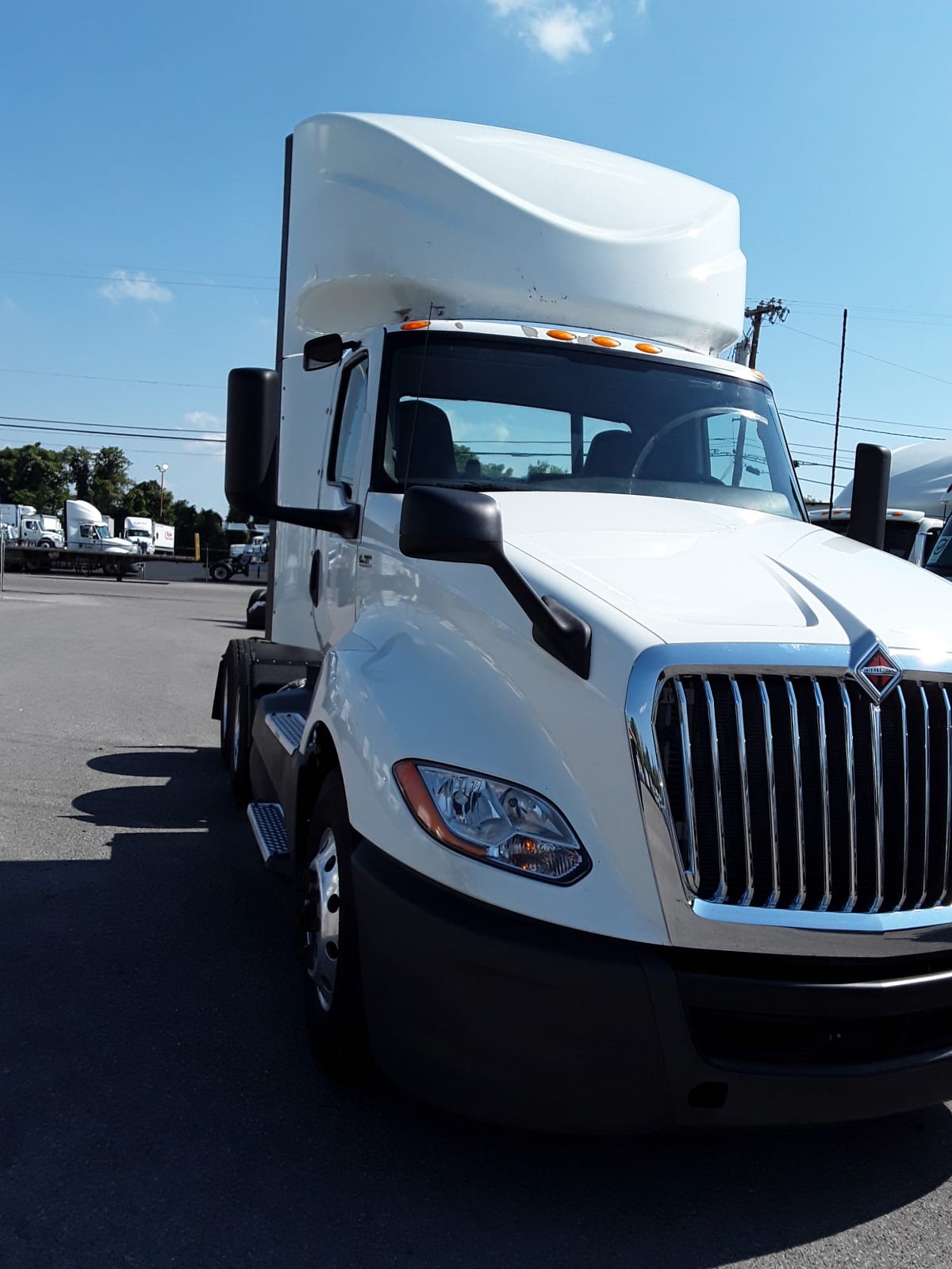 2020 Navistar International LT625 DAYCAB T/A 268096