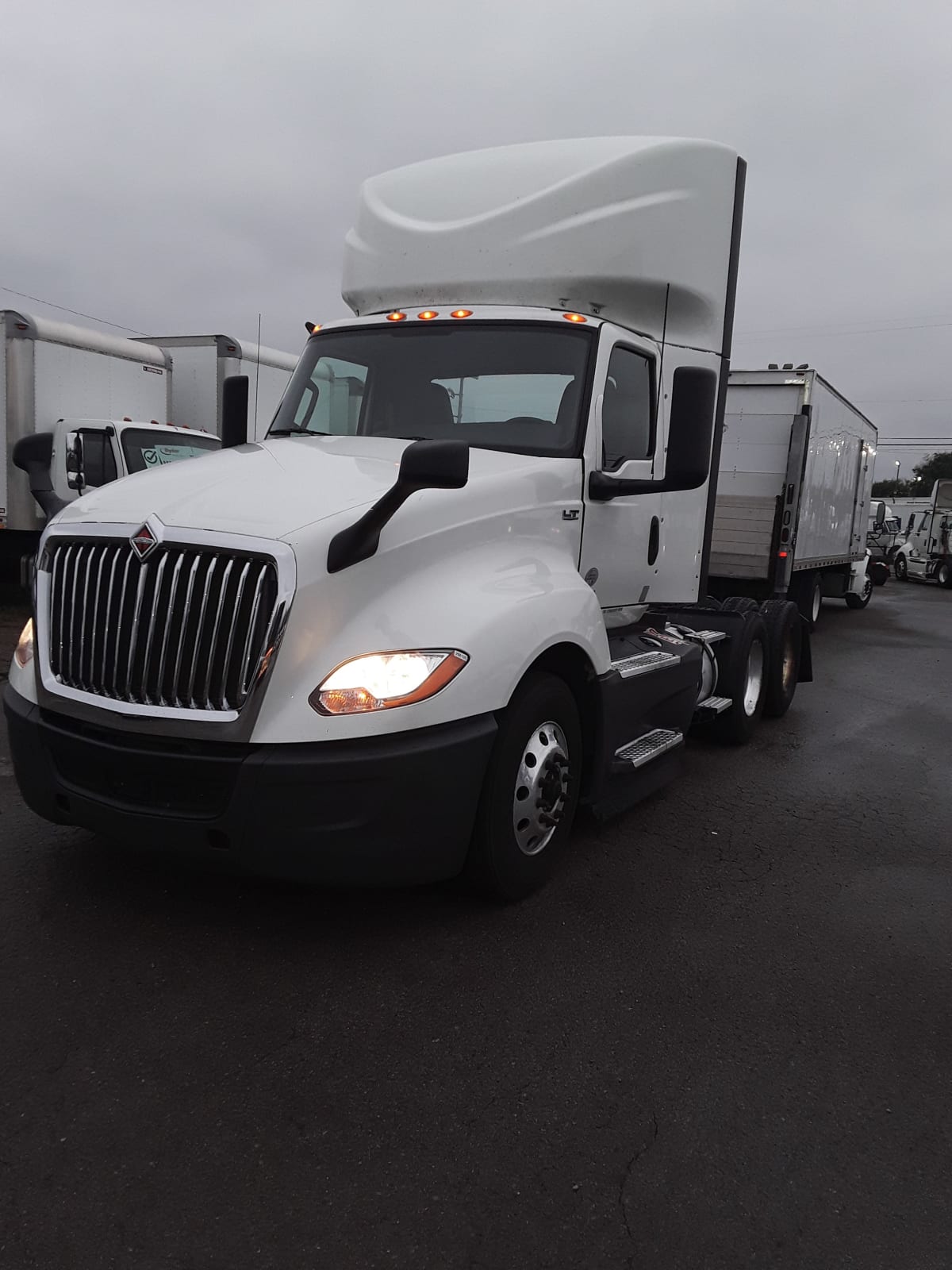 2020 Navistar International LT625 DAYCAB T/A 268105