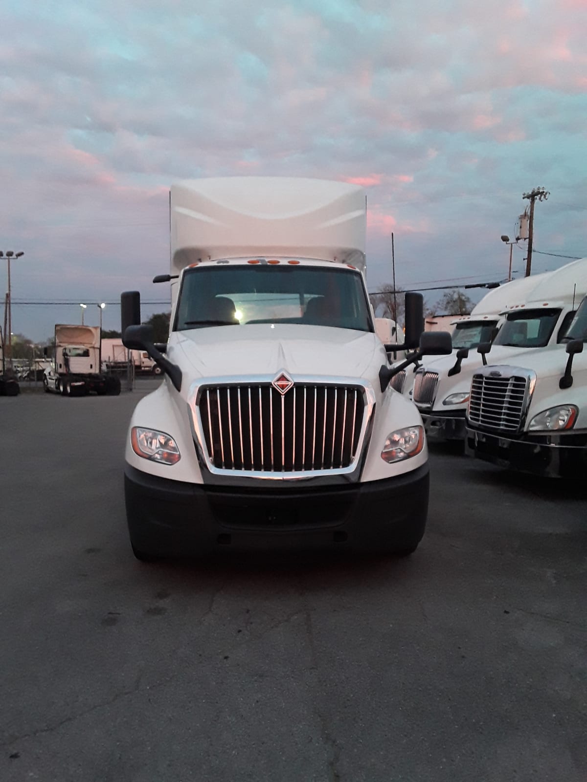 2020 Navistar International LT625 DAYCAB T/A 268108