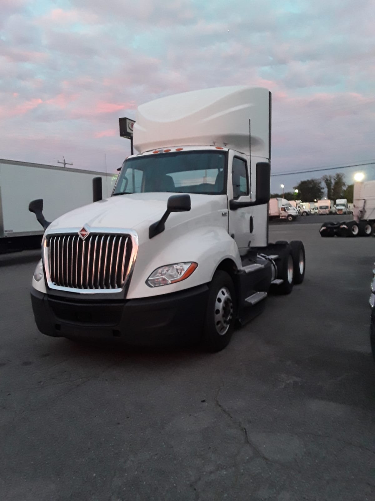 2020 Navistar International LT625 DAYCAB T/A 268108