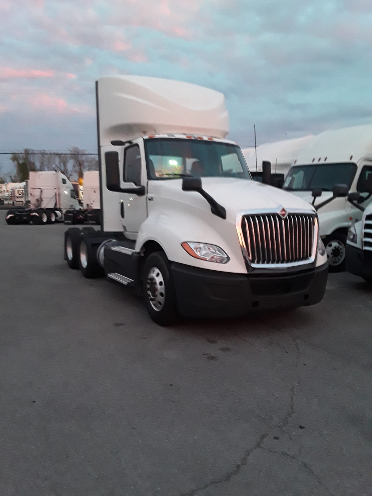 2020 Navistar International LT625 DAYCAB T/A 268108