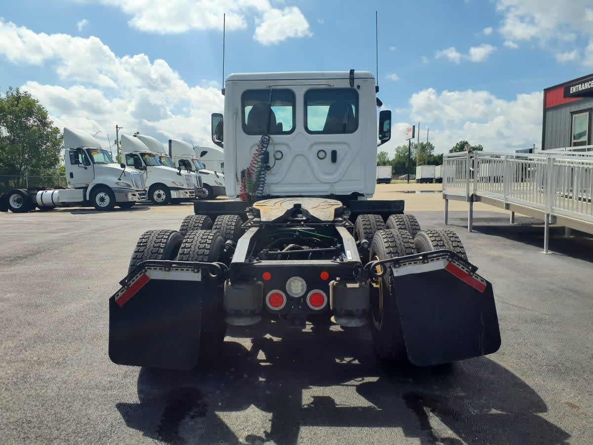 2020 Freightliner Cascadia in Clarksville, IN — photo 5