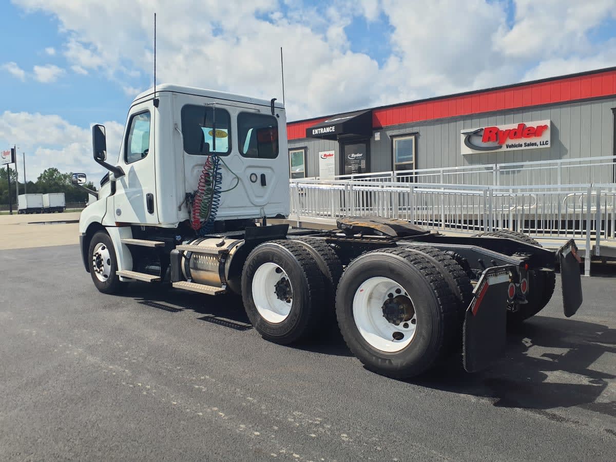 2020 Freightliner Cascadia in Clarksville, IN — photo 6