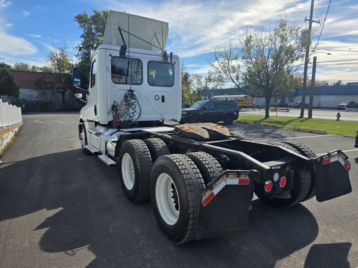 2020 Freightliner Cascadia in Bensalem, PA — photo 6