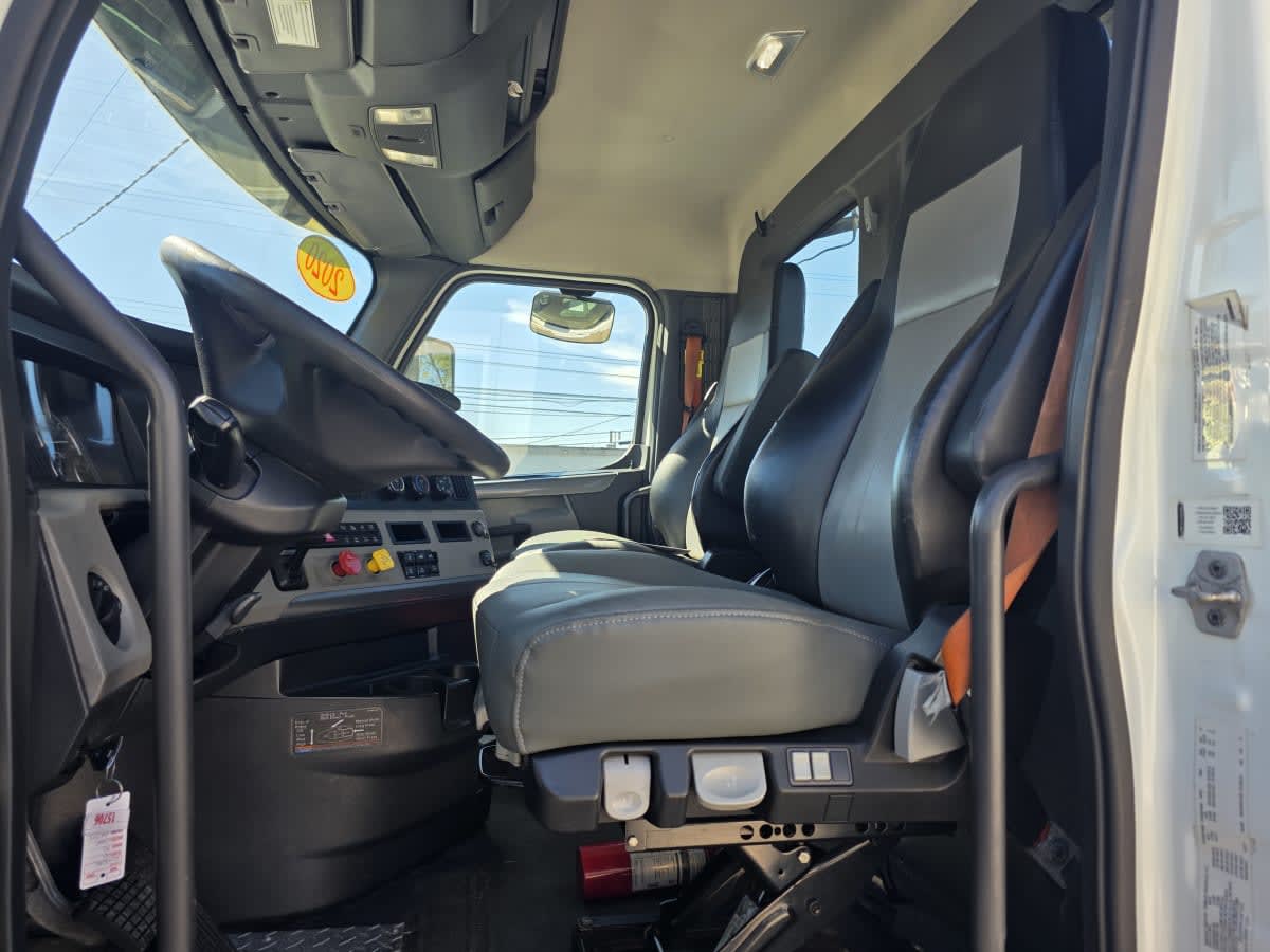 2020 Freightliner Cascadia in Bensalem, PA — photo 7