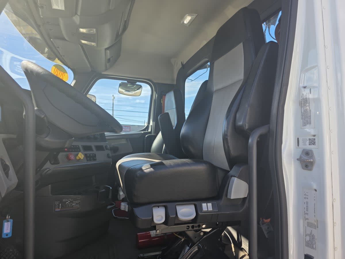 2020 Freightliner Cascadia in Bensalem, PA — photo 7