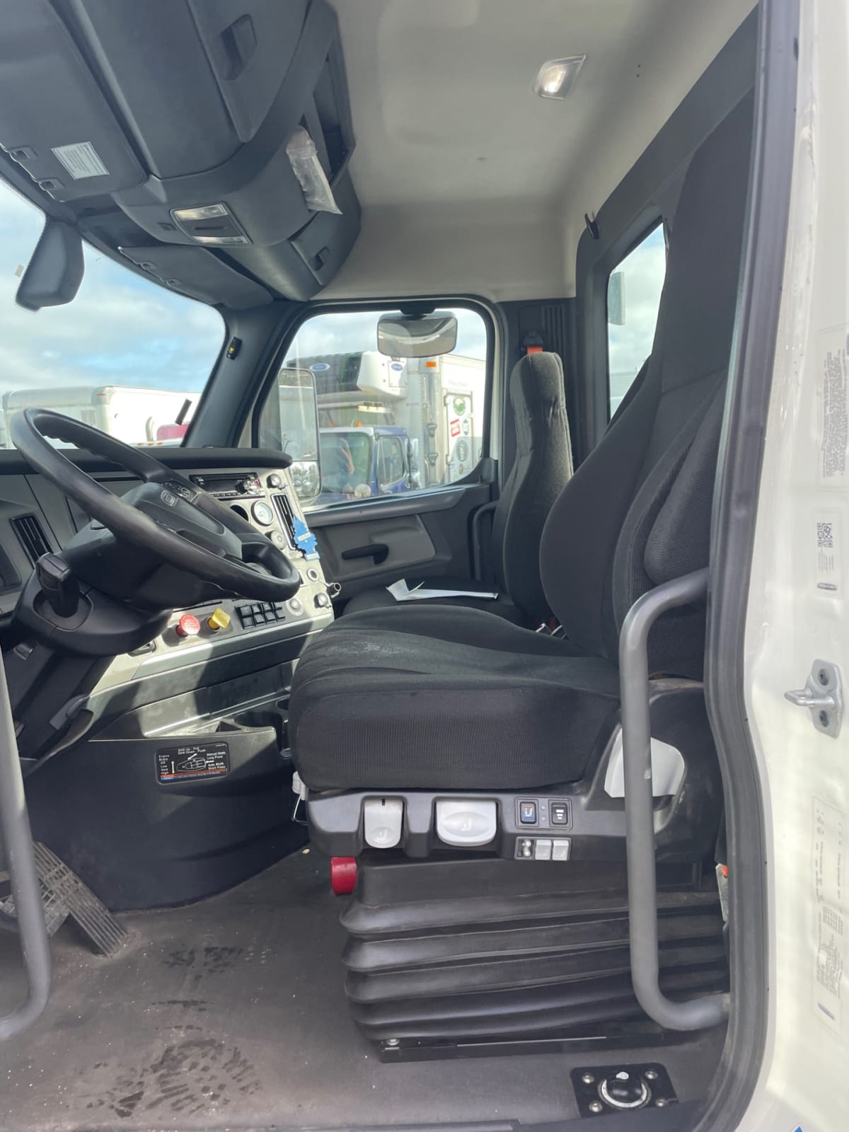 2019 Freightliner/Mercedes NEW CASCADIA 116 270098