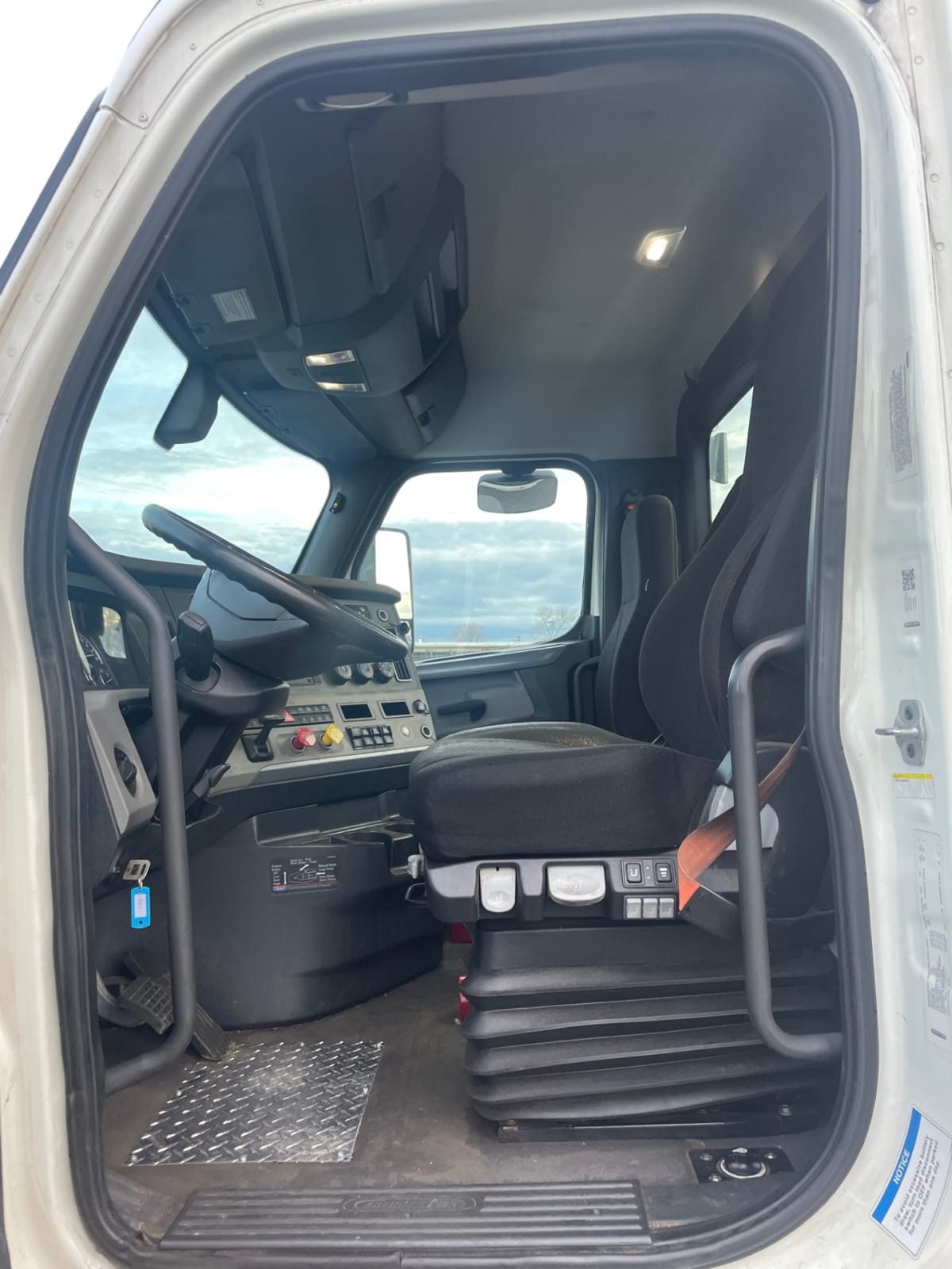 2019 Freightliner/Mercedes NEW CASCADIA 116 270101