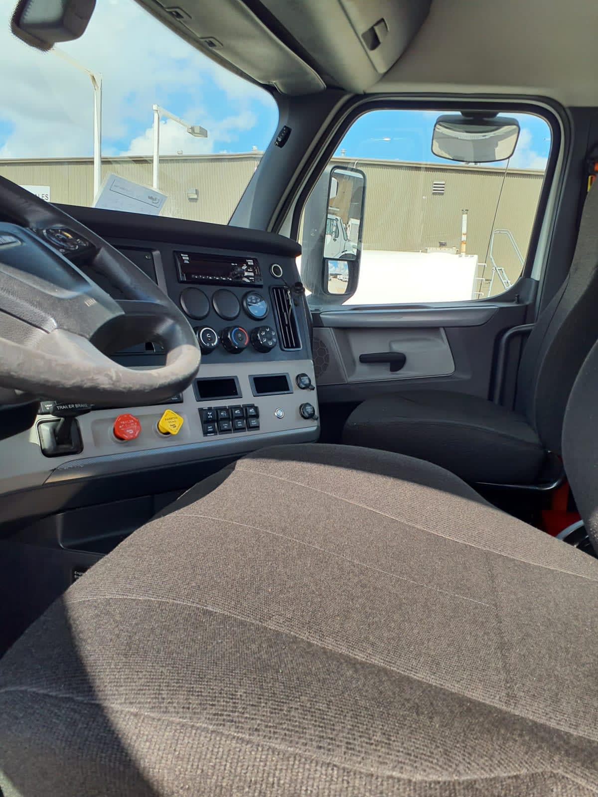 2020 Freightliner - image 13