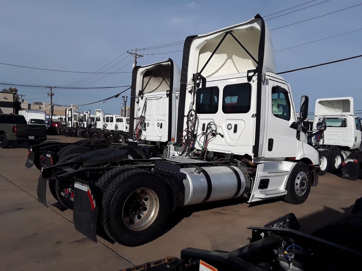 2021 Freightliner/Mercedes CASCADIA PX11642ST 270447