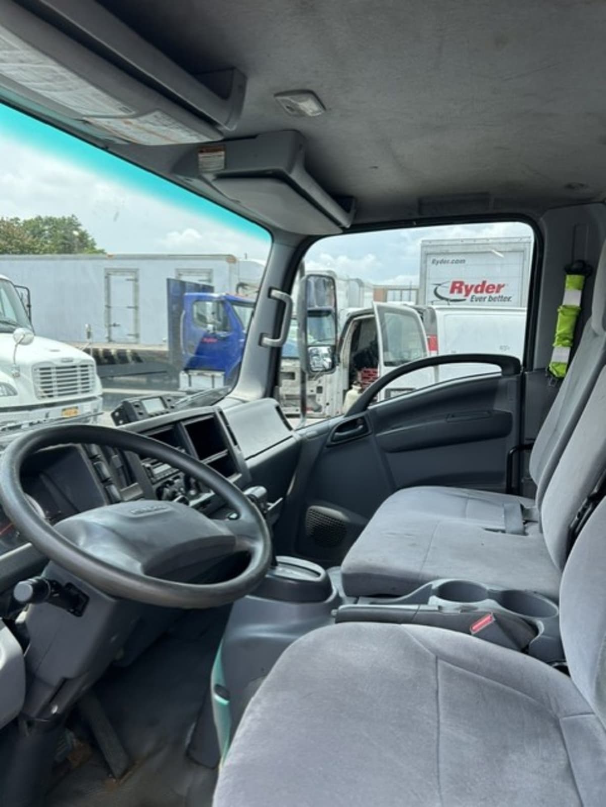 2020 Isuzu NQR in Farmingdale, NY — photo 8