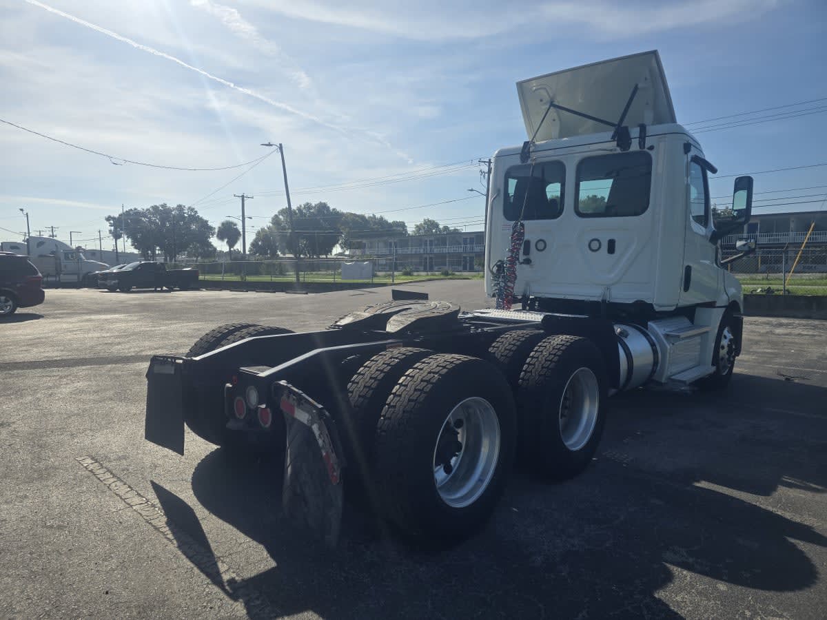 2020 Freightliner Cascadia in Tampa, FL — photo 6