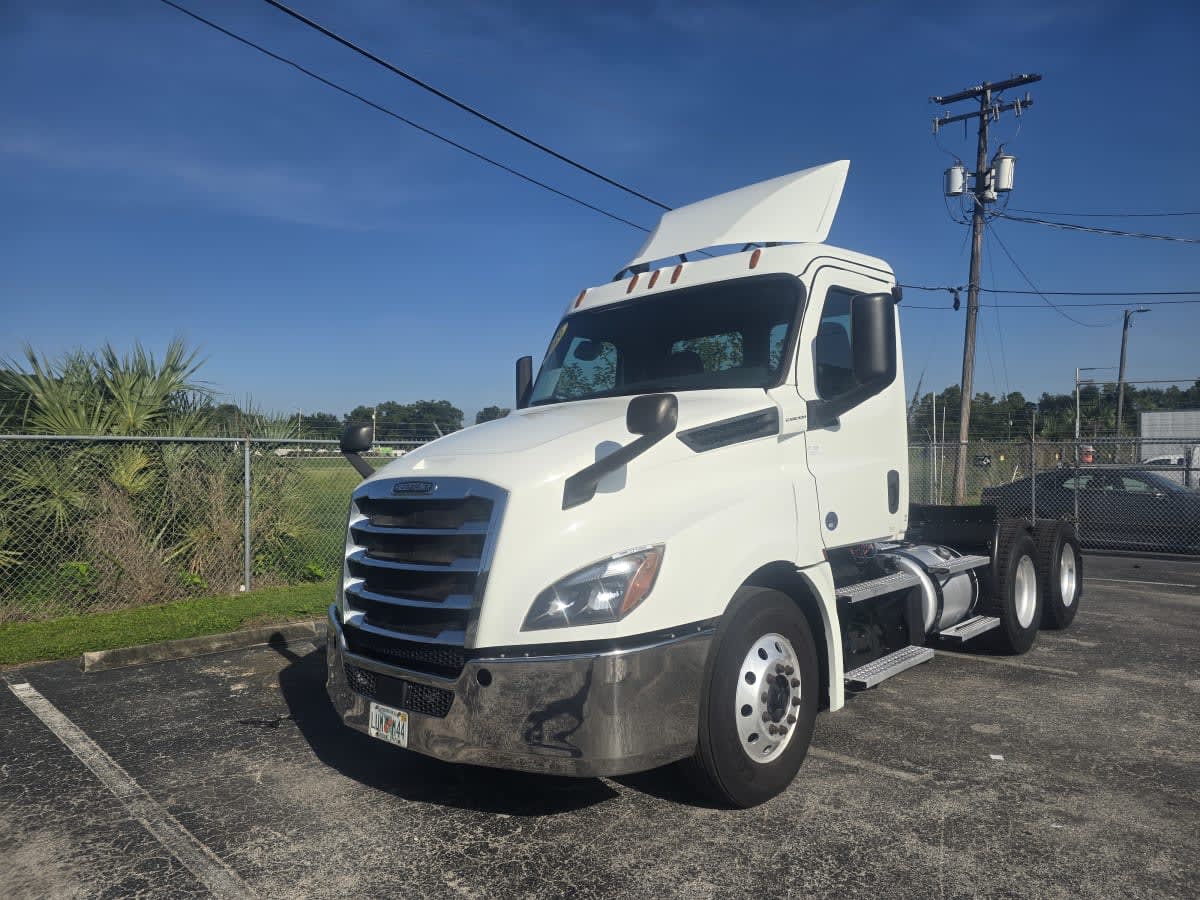 2020 Freightliner Cascadia in Tampa, FL — photo 3