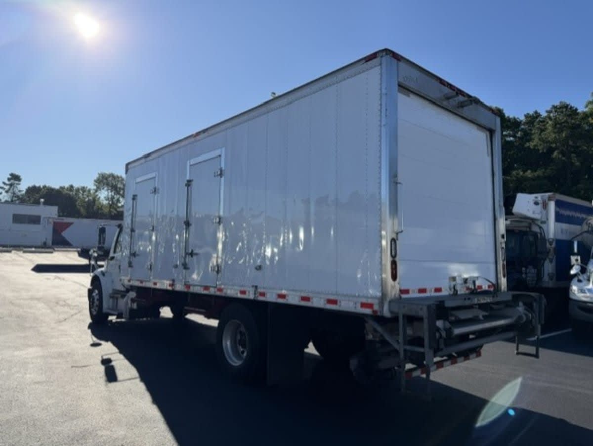 2020 Freightliner M2 106 in Farmingdale, NY — photo 6