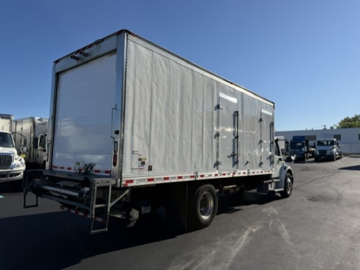 2020 Freightliner M2 106 in Farmingdale, NY — photo 4