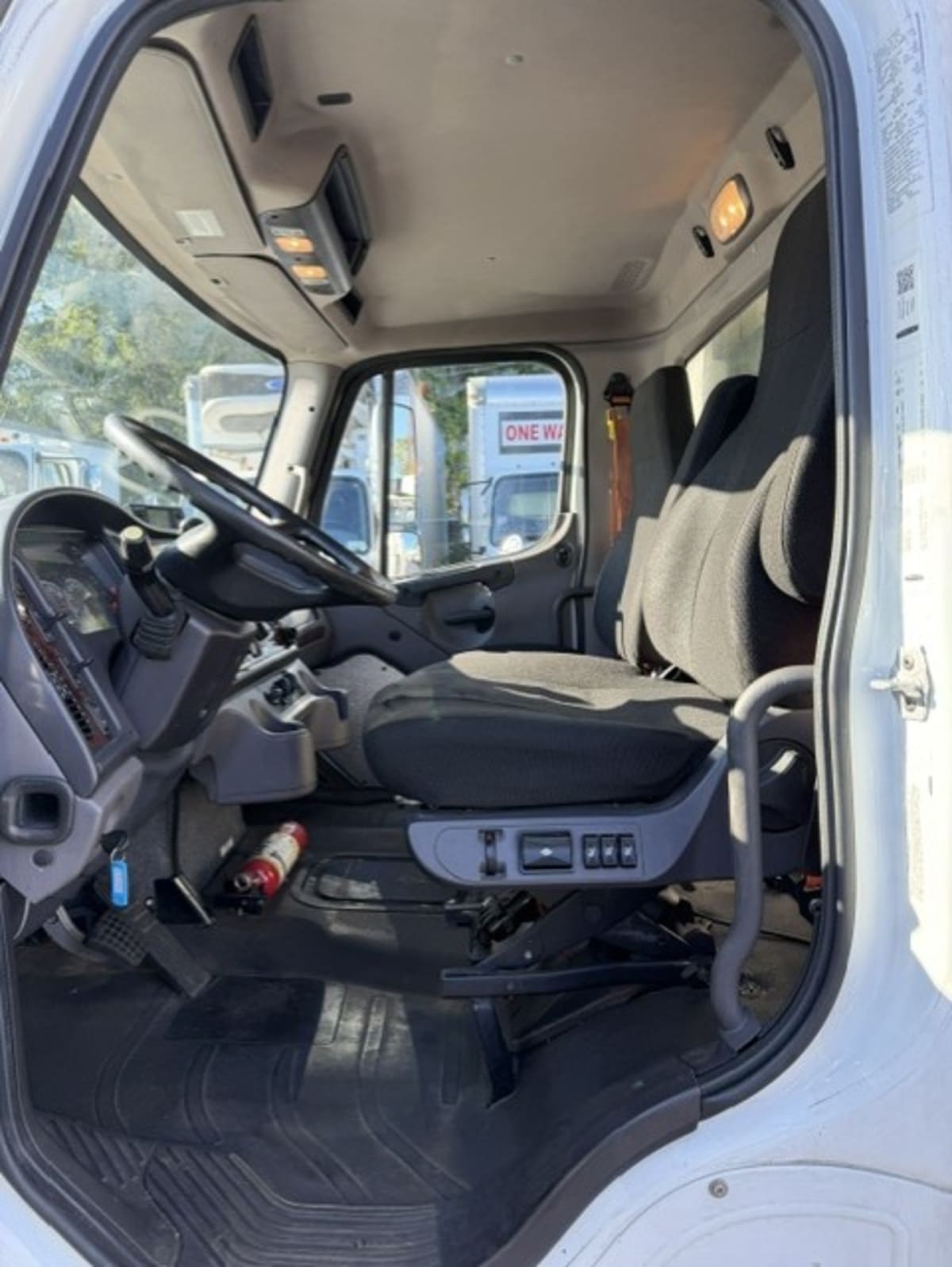 2020 Freightliner M2 106 in Farmingdale, NY — photo 8