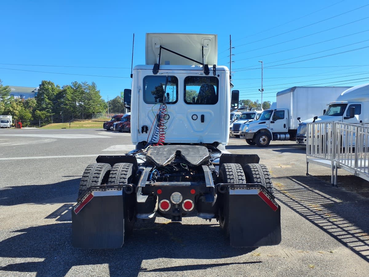 2020 Freightliner Cascadia in Knoxville, TN — photo 5