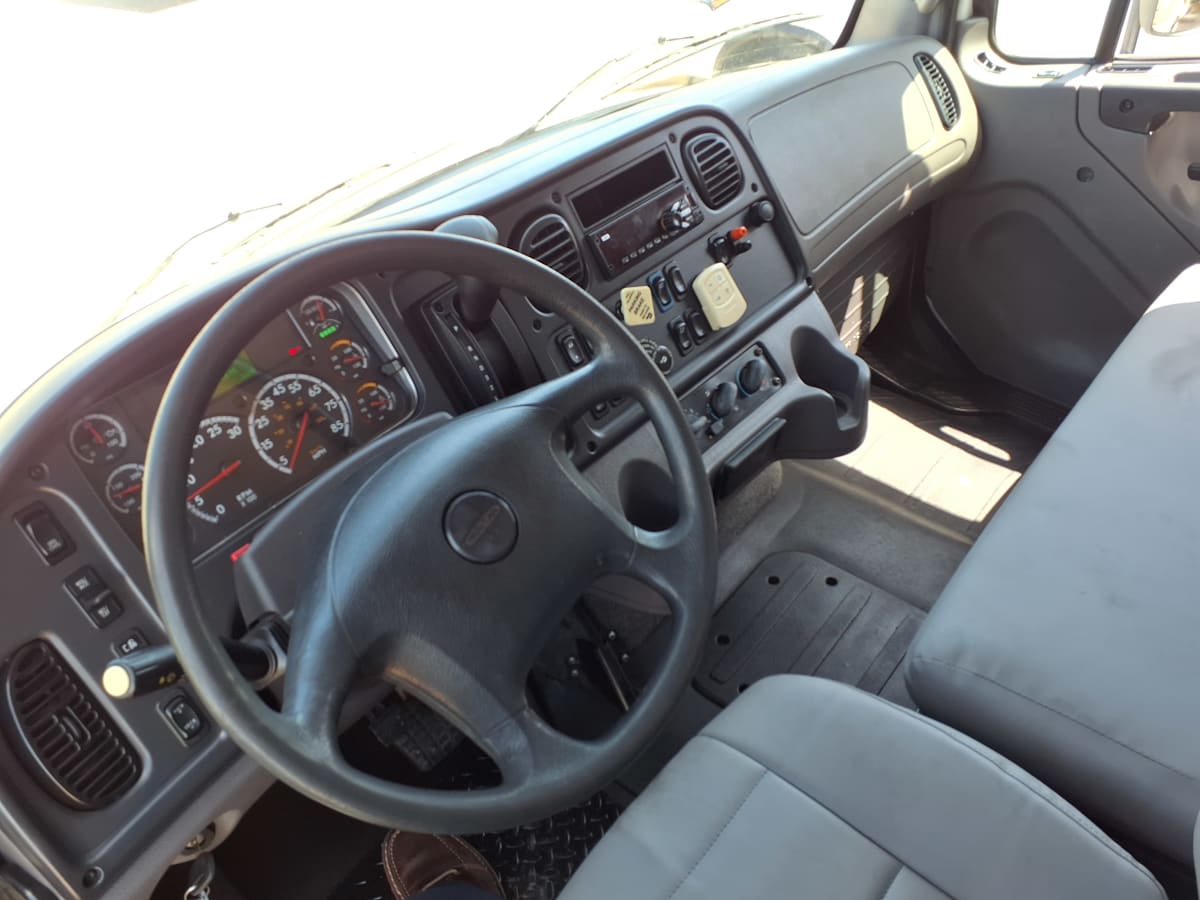 2019 Freightliner M2 106 in Houston, TX — photo 7