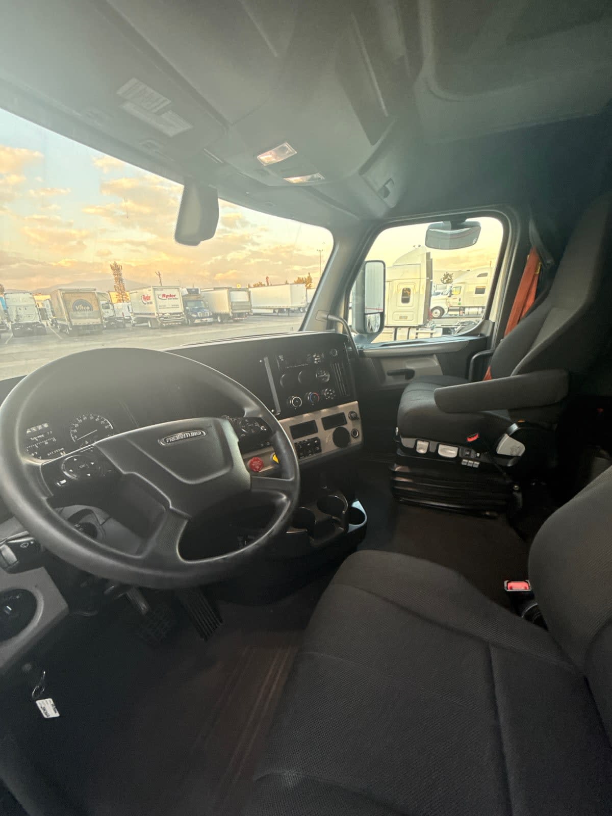 2020 Freightliner - image 7