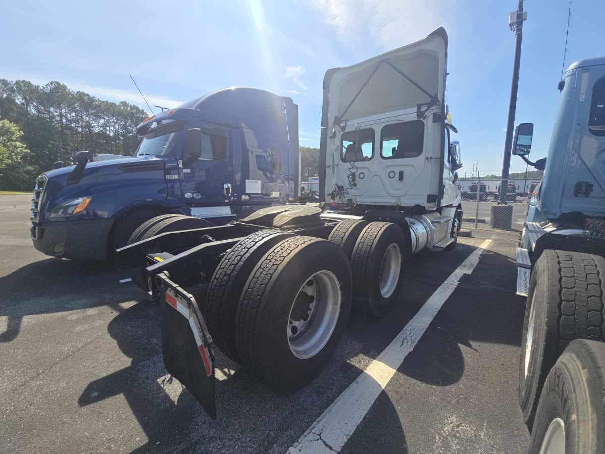 2020 Freightliner Cascadia in Atlanta, GA — photo 4