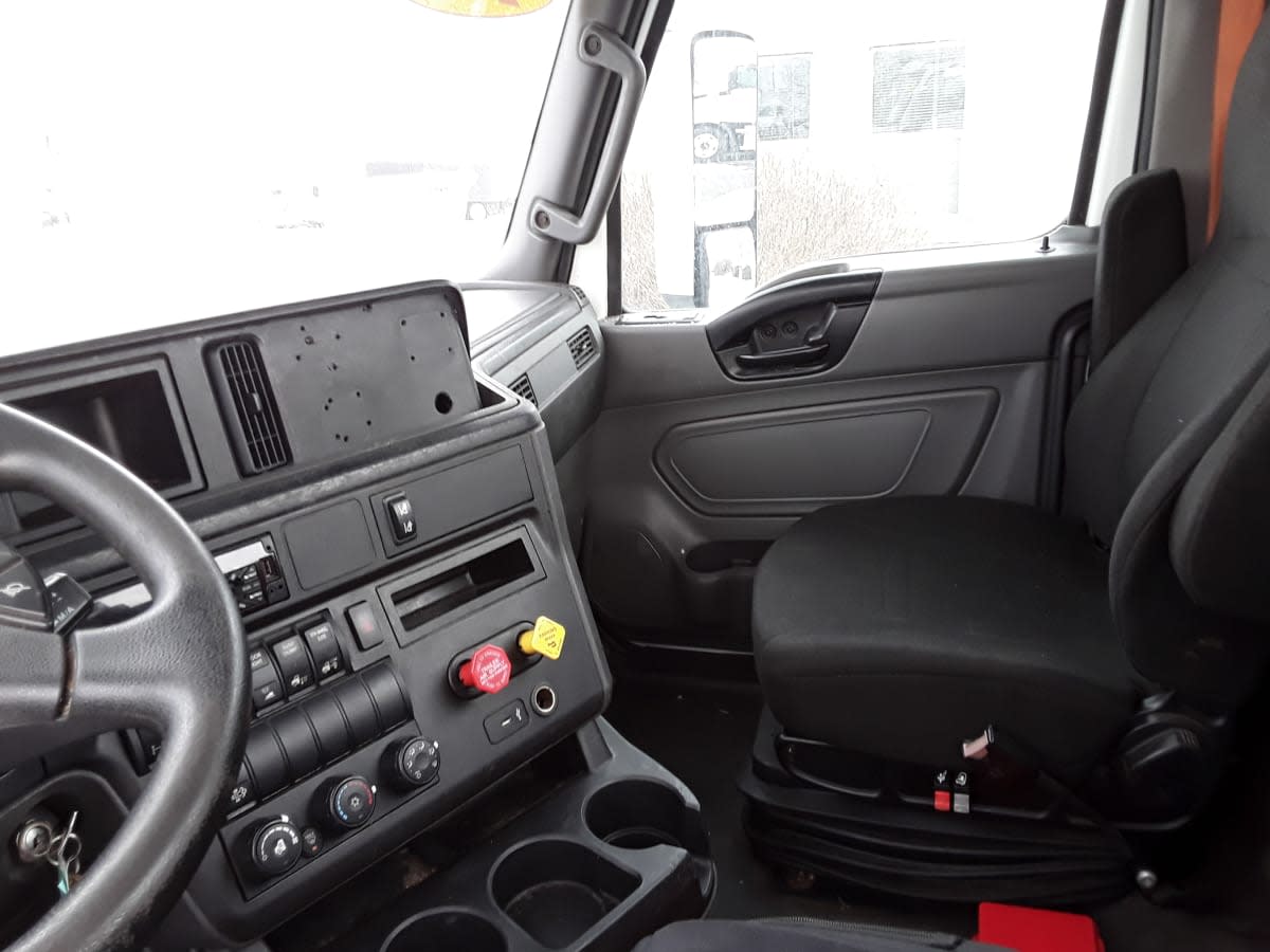 2020 Navistar International LT625 DAYCAB T/A 274416