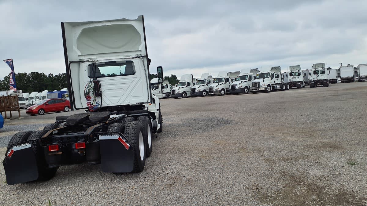2020 Navistar International LT625 DAYCAB T/A 274495