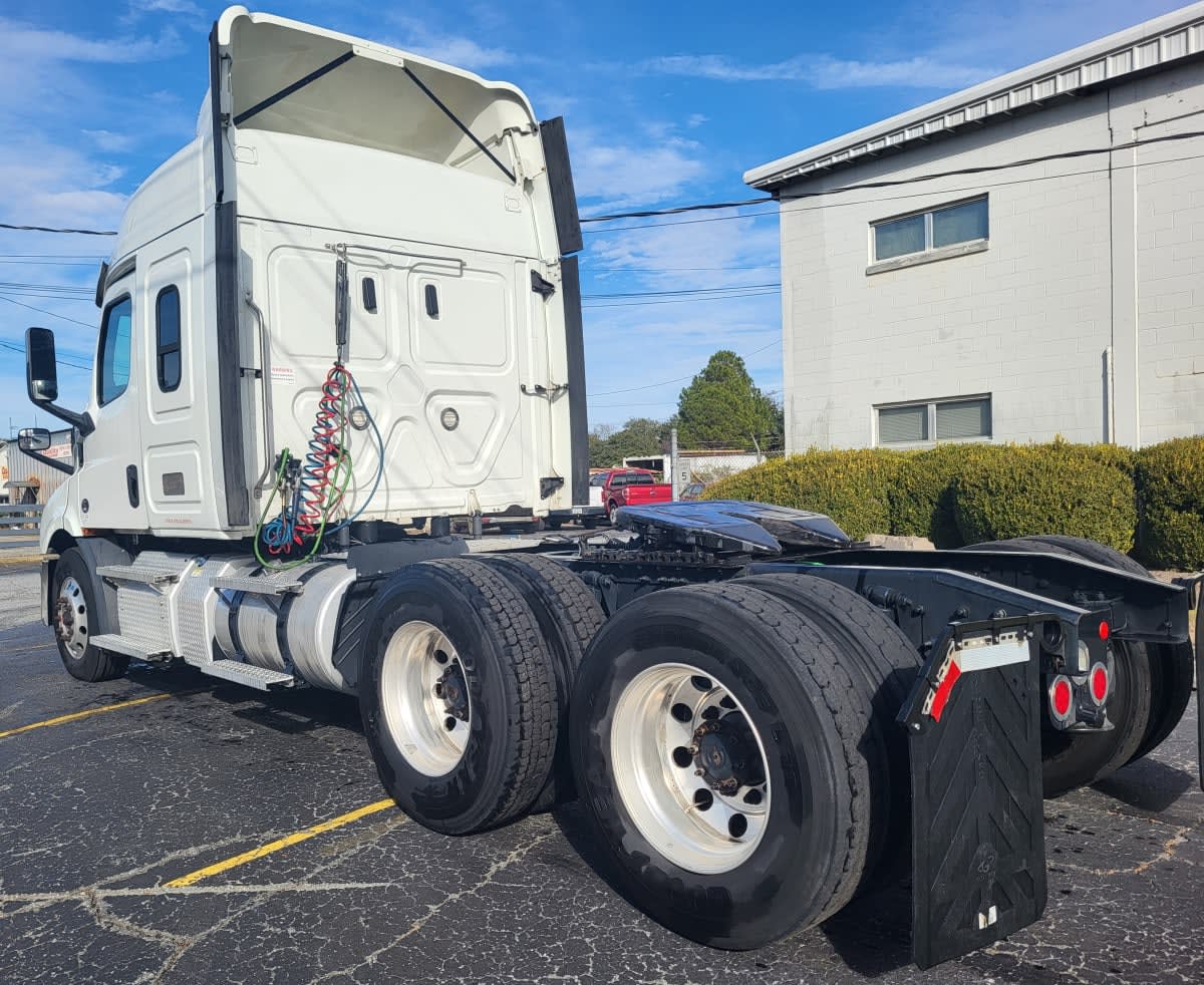 2020 Freightliner Cascadia in Jacksonville, FL — photo 5