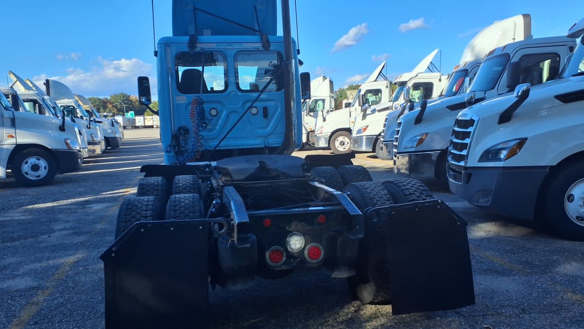 2020 Freightliner Cascadia in Salisbury, MA — photo 5