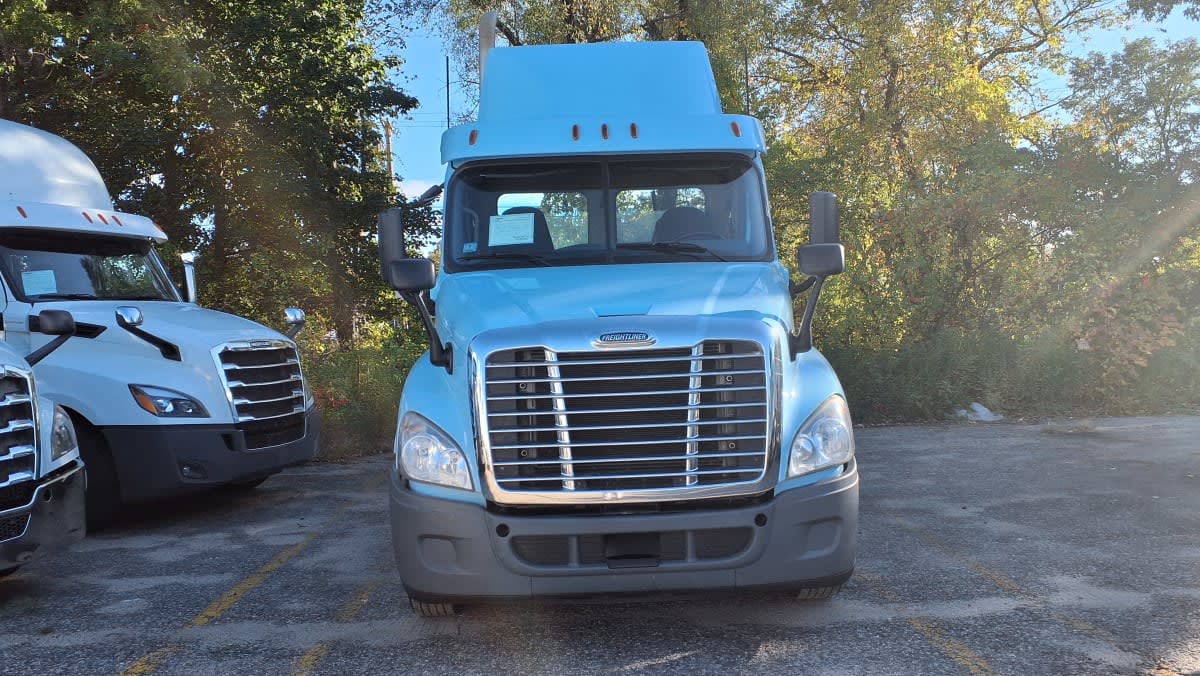 2020 Freightliner Cascadia in Salisbury, MA — photo 2