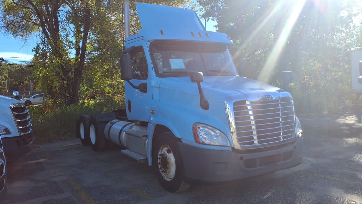 2020 Freightliner Cascadia in Salisbury, MA — photo 3