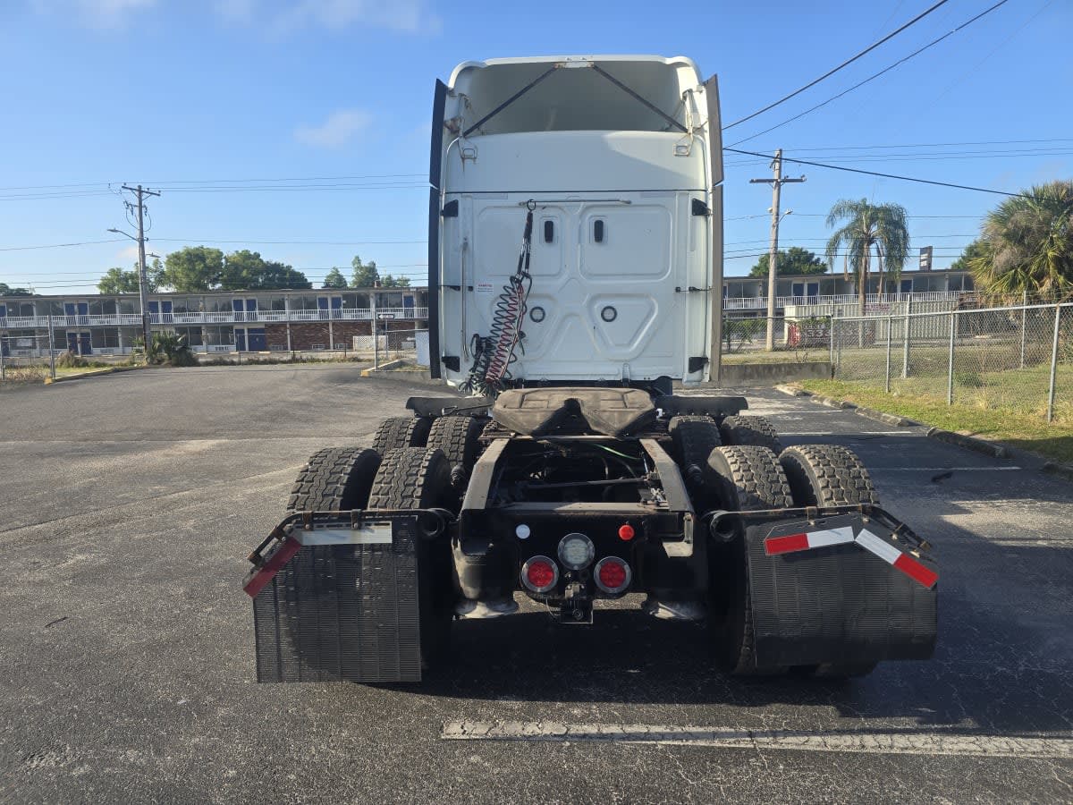 2020 Freightliner Cascadia in Tampa, FL — photo 5