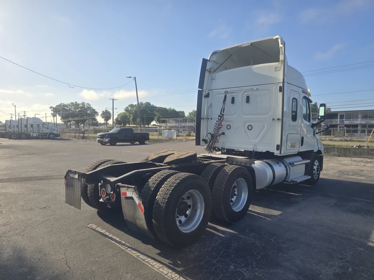 2020 Freightliner Cascadia in Tampa, FL — photo 6