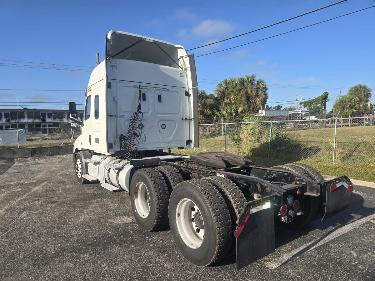 2020 Freightliner Cascadia in Tampa, FL — photo 4