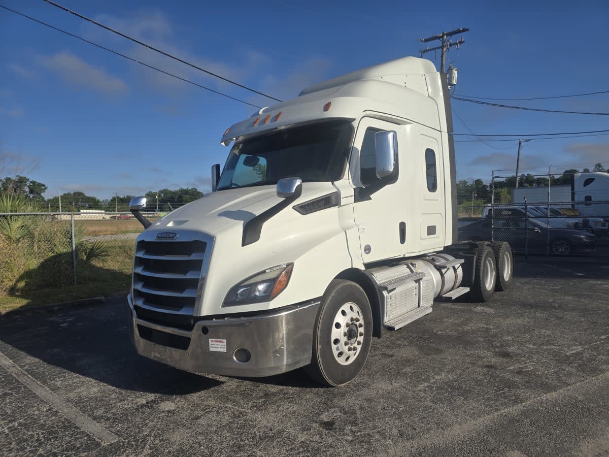 2020 Freightliner Cascadia in Tampa, FL — photo 3