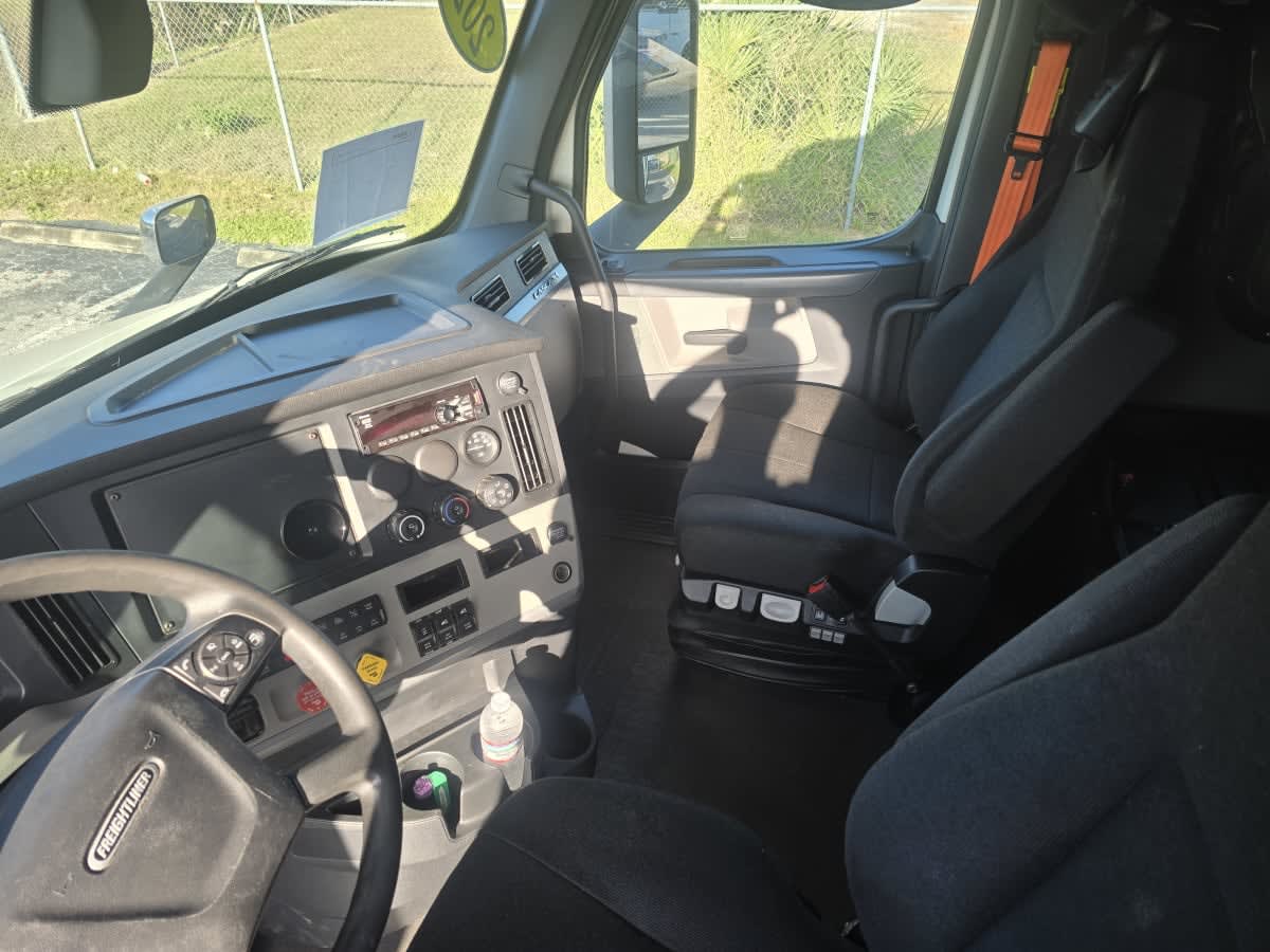 2020 Freightliner Cascadia in Tampa, FL — photo 7