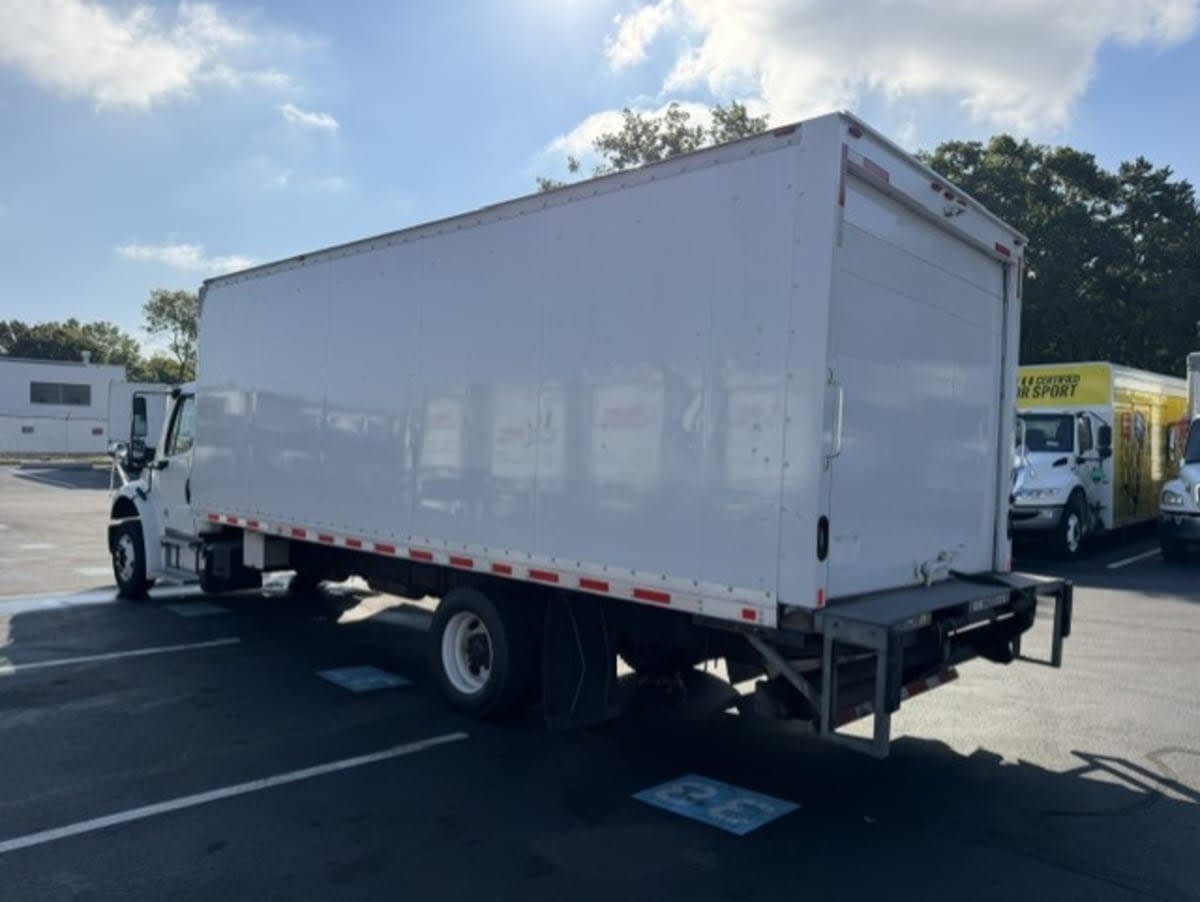 2020 Freightliner M2 106 in Farmingdale, NY — photo 6