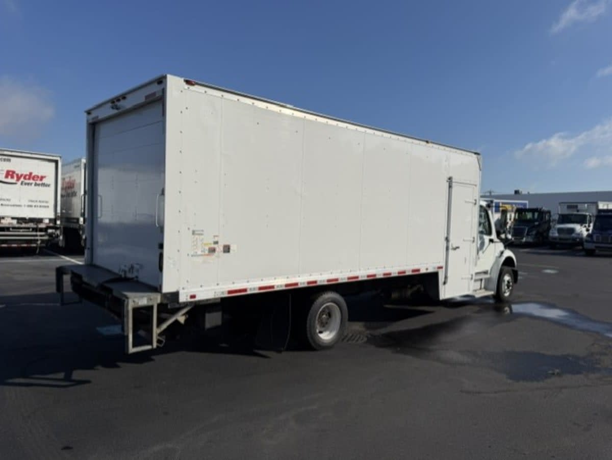 2020 Freightliner M2 106 in Farmingdale, NY — photo 4
