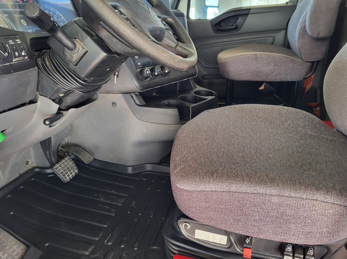 2020 International LT in Jacksonville, FL — photo 7