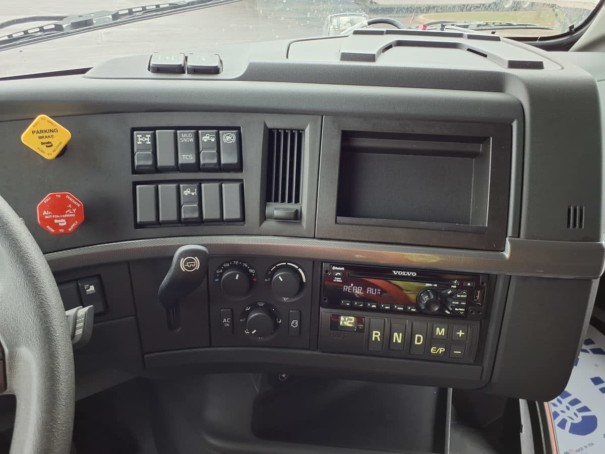 2020 Volvo - image 11