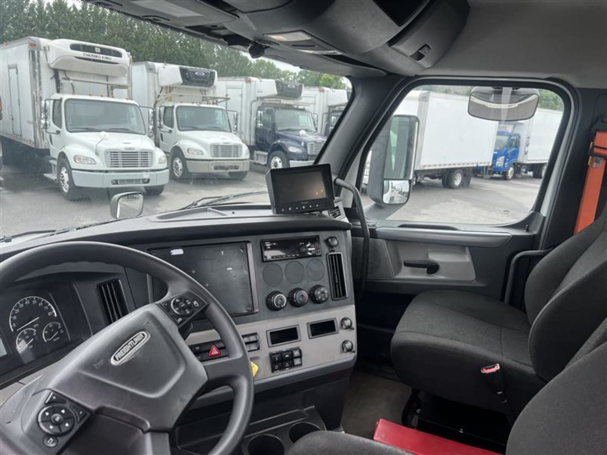 2020 Freightliner Cascadia in Beltsville, MD — photo 7