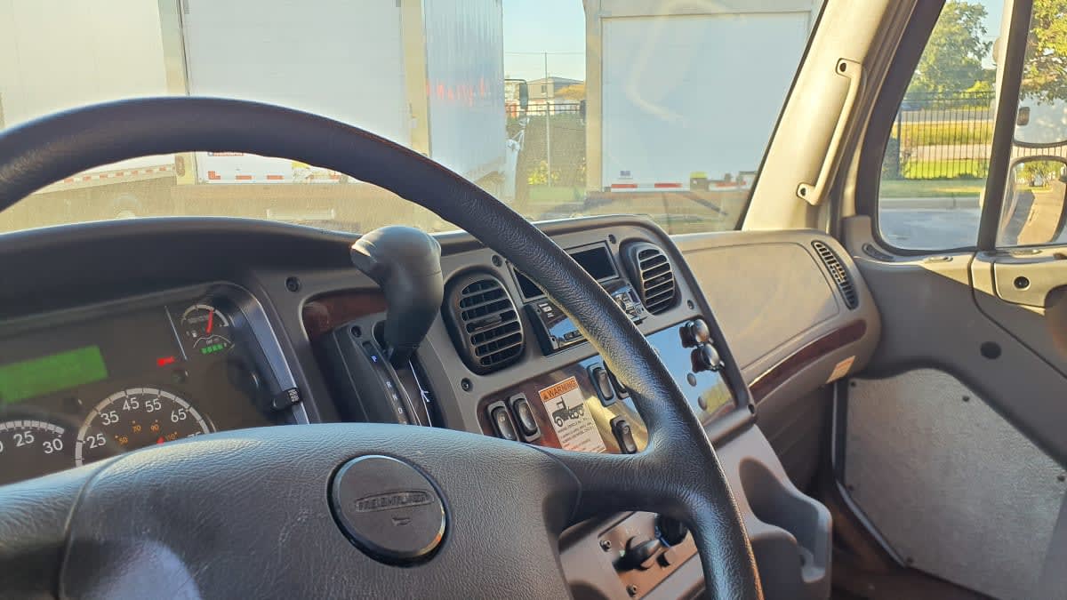 2020 Freightliner M2 106 in Bolingbrook, IL — photo 8