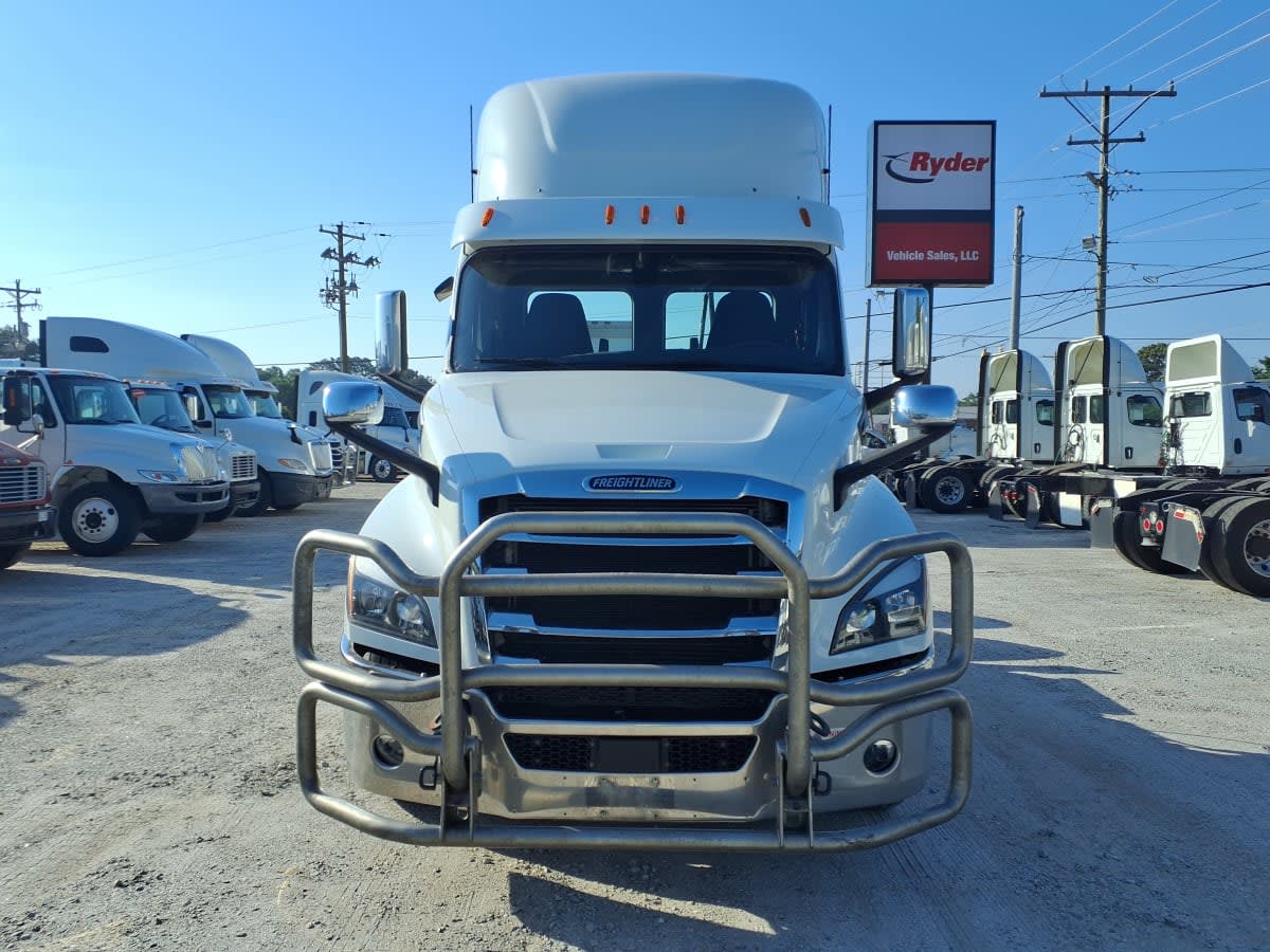2020 Freightliner Cascadia in Greenville, SC — photo 2
