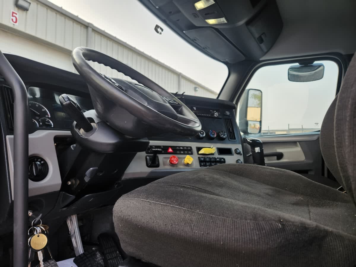 2021 Freightliner NEW CASCADIA 126 280661