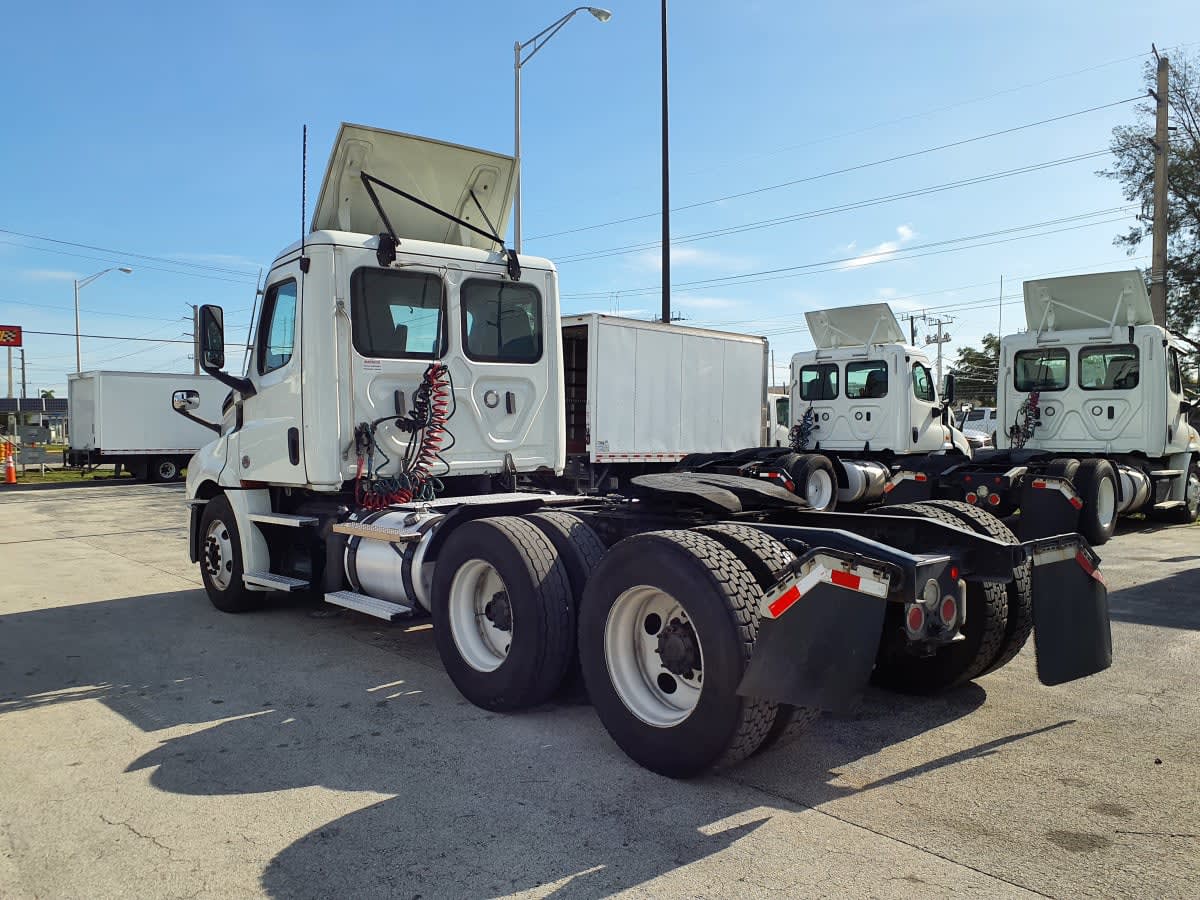 2020 Freightliner Cascadia in Miami, FL — photo 6