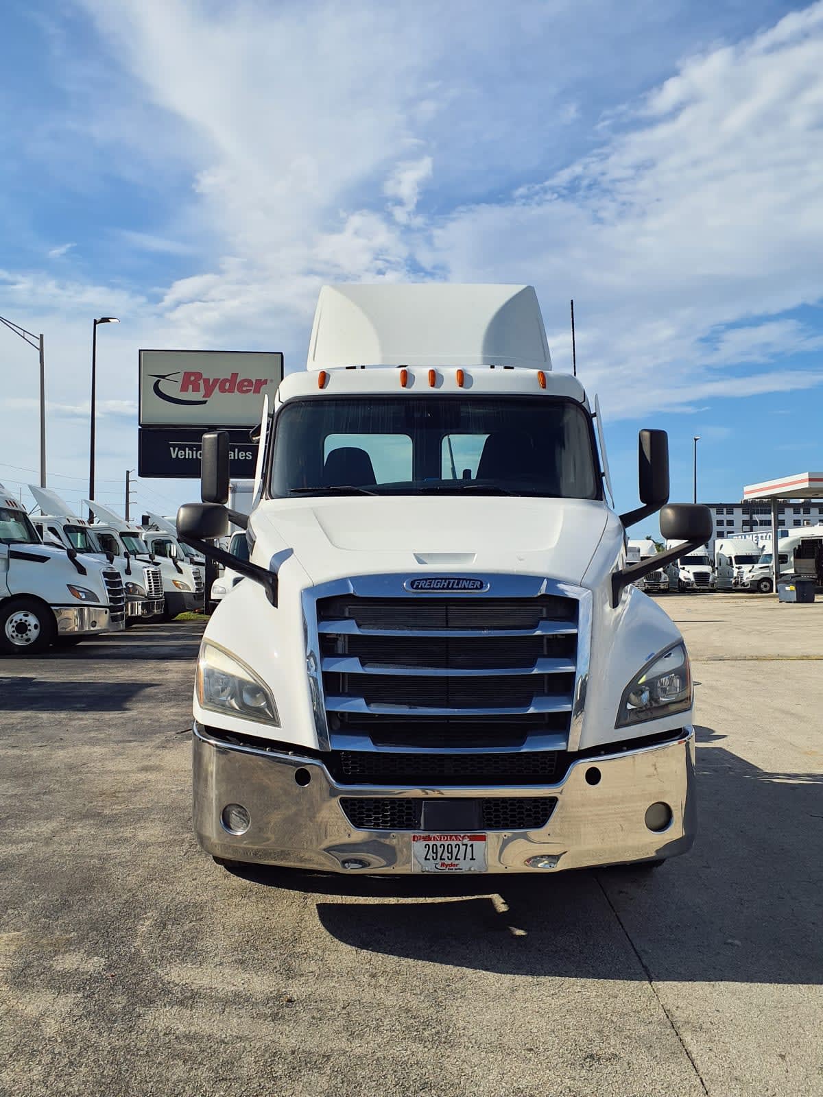 2020 Freightliner Cascadia in Miami, FL — photo 2