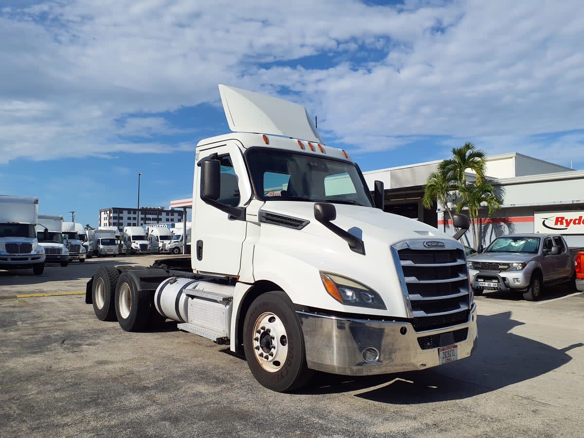 2020 Freightliner Cascadia in Miami, FL — photo 3