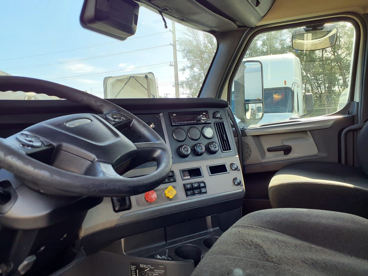 2020 Freightliner Cascadia in Miami, FL — photo 7